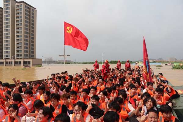 7月9日，广西贵港，成功转移安置后的师生向抢险人员竖起大拇指，表达谢意。人民网记者 郭振乾摄