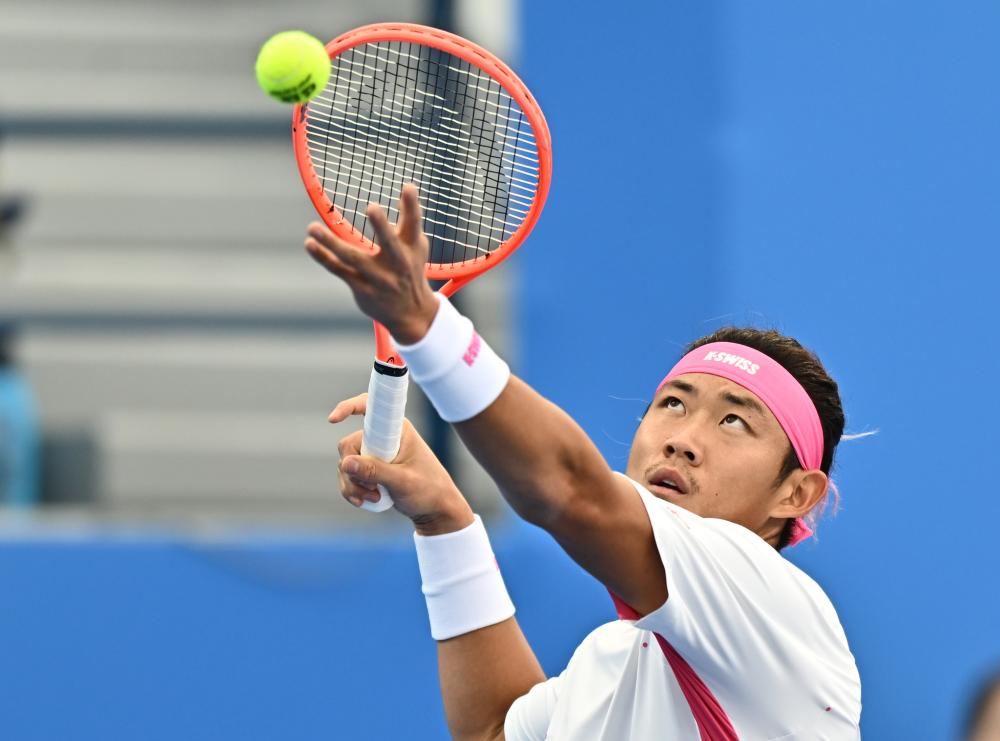 爱游戏中国：郑钦文2-1险胜梅尔滕斯！首进查尔斯顿站8强.